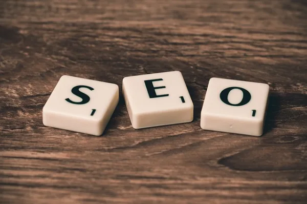 Top SEO trends 2026 visual overview showing AI, voice search, and mobile-first insights